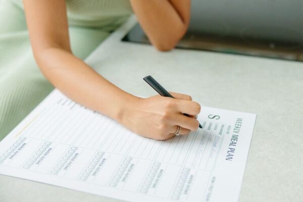 How to Create a Simple Weekly Meal Plan for Busy Lives